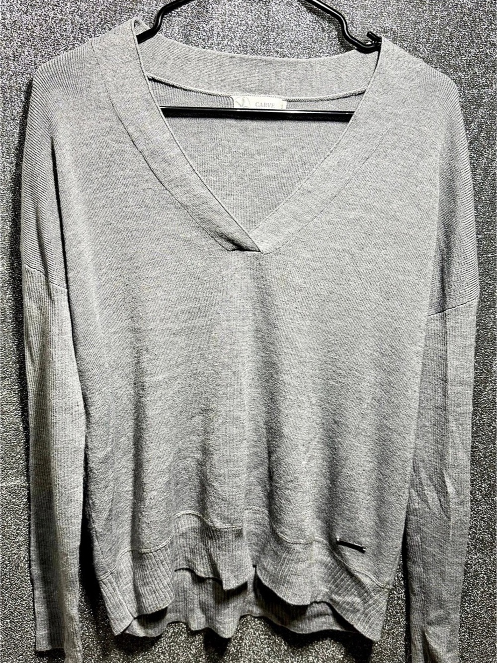Carve Designs Gray V-Neck Sweater Size Small Like New